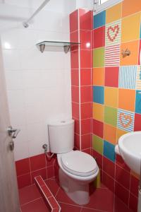 艾斯普羅瓦塔的住宿－阿塞瑪瑞斯公寓，一间带卫生间和水槽的浴室