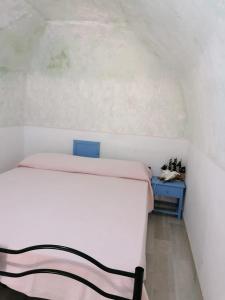 una piccola camera con letto e tavolo blu di Valerie Apartment a Gallipoli