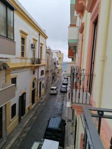 - une vue sur une ruelle avec des voitures garées dans une rue dans l'établissement Valerie Apartment, à Gallipoli