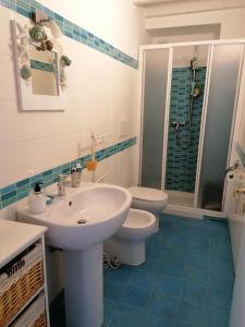 bagno con lavandino bianco e servizi igienici di Valerie Apartment a Gallipoli
