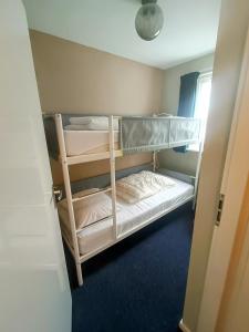 een slaapkamer met 2 stapelbedden in een kamer bij Amelander Kaap 39 in Hollum
