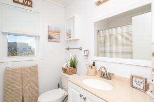 Ένα μπάνιο στο Caswell Cabana by Oak Island Accommodations +160 φωτογραφίες