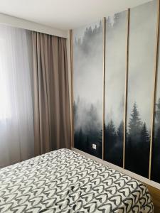 sypialnia z łóżkiem przed obrazem w obiekcie Apartament Mgła w Zielonej Górze