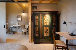Una gran puerta de madera en una habitación con una mesa. en Gut Sonnenhausen, en Glonn