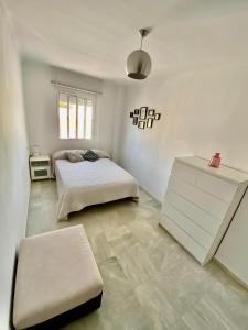 1 dormitorio con 2 camas y vestidor en Fantástico unifamiliar muy luminoso y tranquilo, en San Fernando