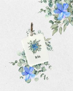 ノートにあるB & B Il Giardinoの青い花のネックレスとその文字を読む札