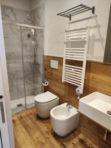 een badkamer met een toilet, een wastafel en een douche bij Ak holidays apartments 81 in Bologna