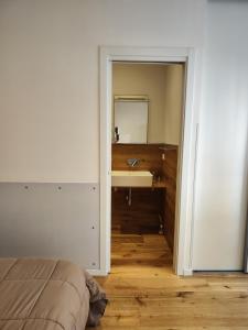 een badkamer met een wastafel en een spiegel bij Ak holidays apartments 81 in Bologna