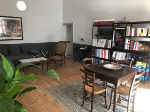 ein Wohnzimmer mit Tisch und Couch in der Unterkunft L'Ancien Couvent Cahuzac in Cahuzac