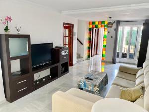 sala de estar con sofá y TV en Fantástico unifamiliar muy luminoso y tranquilo, en San Fernando