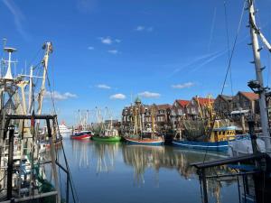 Un grupo de barcos están atracados en un puerto en Haus Edzards, en Neuharlingersiel
