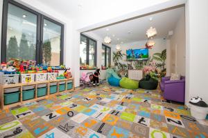 ein Zimmer voll mit viel Spielzeug auf einem farbenfrohen Boden in der Unterkunft Villa Solaris in Niechorze