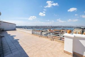 balcone con vista sull'acqua di ALİZE penthouse 360*view a Istanbul