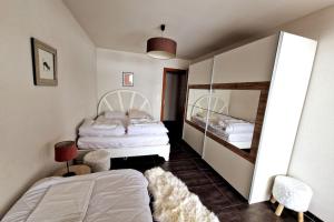 Postel nebo postele na pokoji v ubytování Superbe appartement Champex-Lac avec piscine et sauna + 32 fotografií
