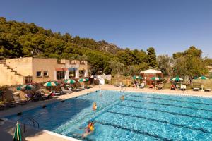 Bazén v ubytování Hotel degli Ulivi nebo v jeho okolí
