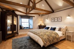 - une chambre avec un grand lit et une fenêtre dans l'établissement Trevidgeowe Farmhouse, à Bodmin