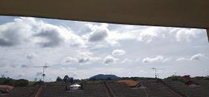 Blick auf einen wolkigen Himmel mit Dächern in der Unterkunft EBH guesthouse in Malakka