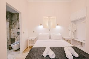 Postel nebo postele na pokoji v ubytování Neapolis 1897 Boutique Luxury Rooms