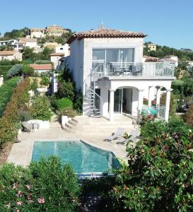 Fotografia z galérie ubytovania Stunning Sea View Cote d'Azur Villa - Rives d'Or v destinácii Fréjus