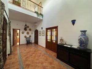una gran sala de estar con un jarrón en una cómoda en Spacious Villa with Exceptional Views in Malaga, en Casarabonela