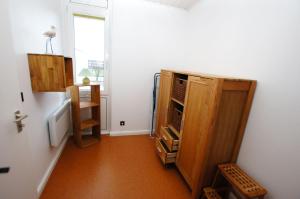 フェーマルンにあるStrabarの木製のキャビネットと窓が備わる客室です。