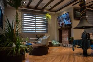 TV a/nebo společenská místnost v ubytování Traveler's Campfire B&B