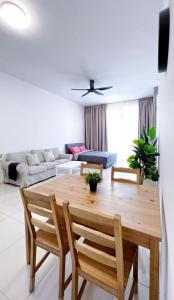 Televisyen dan/atau pusat hiburan di Beacon Executive Suites #Georgetown #RoofTopPool #23A
