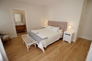 洛萨尔德拉韦拉Casa Verata的一间卧室，里面有一张床、一张桌子和一把椅子