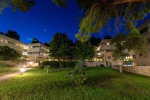 eine Außenansicht eines Gebäudes in der Nacht in der Unterkunft Hotel degli Ulivi in Vieste