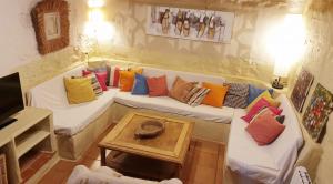 コルテガナにあるEl Refugio de Los Molinosのカラフルな枕とソファ2台が備わる客室です。