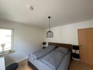 Un pat sau paturi într-o cameră la Ferienwohnung zentral in Stadt- und Bodenseenähe