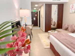 Postel nebo postele na pokoji v ubytování Cosmos Living Cozy Studio Near Dubai Marina