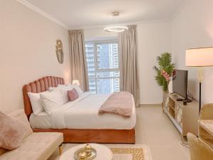TV a/nebo společenská místnost v ubytování Cosmos Living Cozy Studio Near Dubai Marina