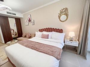 Postel nebo postele na pokoji v ubytování Cosmos Living Cozy Studio Near Dubai Marina