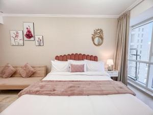 Postel nebo postele na pokoji v ubytování Cosmos Living Cozy Studio Near Dubai Marina
