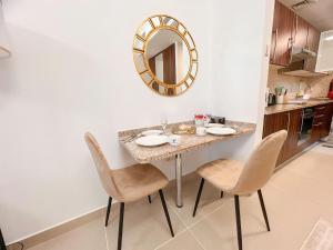 Kuchyň nebo kuchyňský kout v ubytování Cosmos Living Cozy Studio Near Dubai Marina
