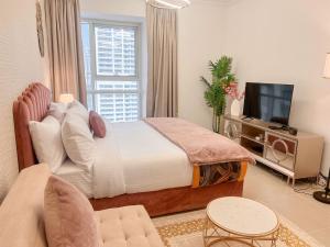 TV a/nebo společenská místnost v ubytování Cosmos Living Cozy Studio Near Dubai Marina