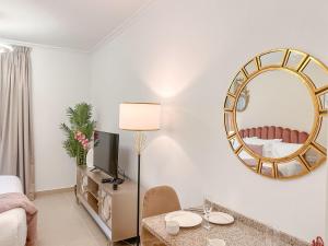 TV a/nebo společenská místnost v ubytování Cosmos Living Cozy Studio Near Dubai Marina