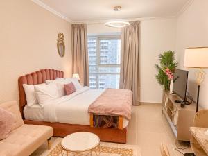 TV a/nebo společenská místnost v ubytování Cosmos Living Cozy Studio Near Dubai Marina