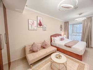 Postel nebo postele na pokoji v ubytování Cosmos Living Cozy Studio Near Dubai Marina