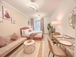 Posezení v ubytování Cosmos Living Cozy Studio Near Dubai Marina