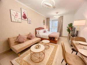 Posezení v ubytování Cosmos Living Cozy Studio Near Dubai Marina
