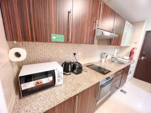 Kuchyň nebo kuchyňský kout v ubytování Cosmos Living Cozy Studio Near Dubai Marina