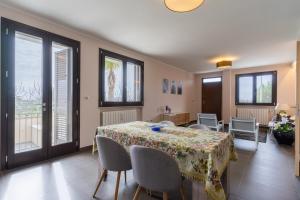 トゥーリエにあるIntera villa con 2 bagni 4 camere da letto e box autoのダイニングルーム(テーブル、椅子、窓付)