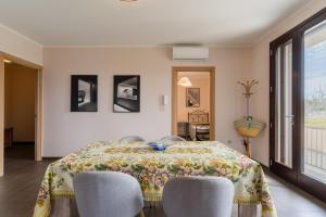 トゥーリエにあるIntera villa con 2 bagni 4 camere da letto e box autoのベッドルーム(ベッド1台、テーブル、椅子付)
