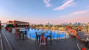Bazén v ubytování FORTUNE ATRIUM HOTEL nebo v jeho okolí