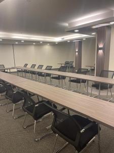 sala konferencyjna z długim stołem i krzesłami w obiekcie Palm Ville Suites w Bejrucie