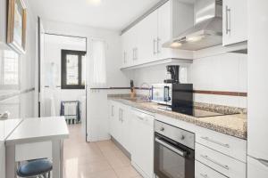 Kuchyňa alebo kuchynka v ubytovaní Gemelos 24 Apartment 3-1-G Playa La Cala Beach
