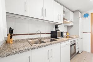 Kuchyňa alebo kuchynka v ubytovaní Gemelos 24 Apartment 3-1-G Playa La Cala Beach