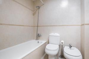 Kúpeľňa v ubytovaní Gemelos 24 Apartment 3-1-G Playa La Cala Beach